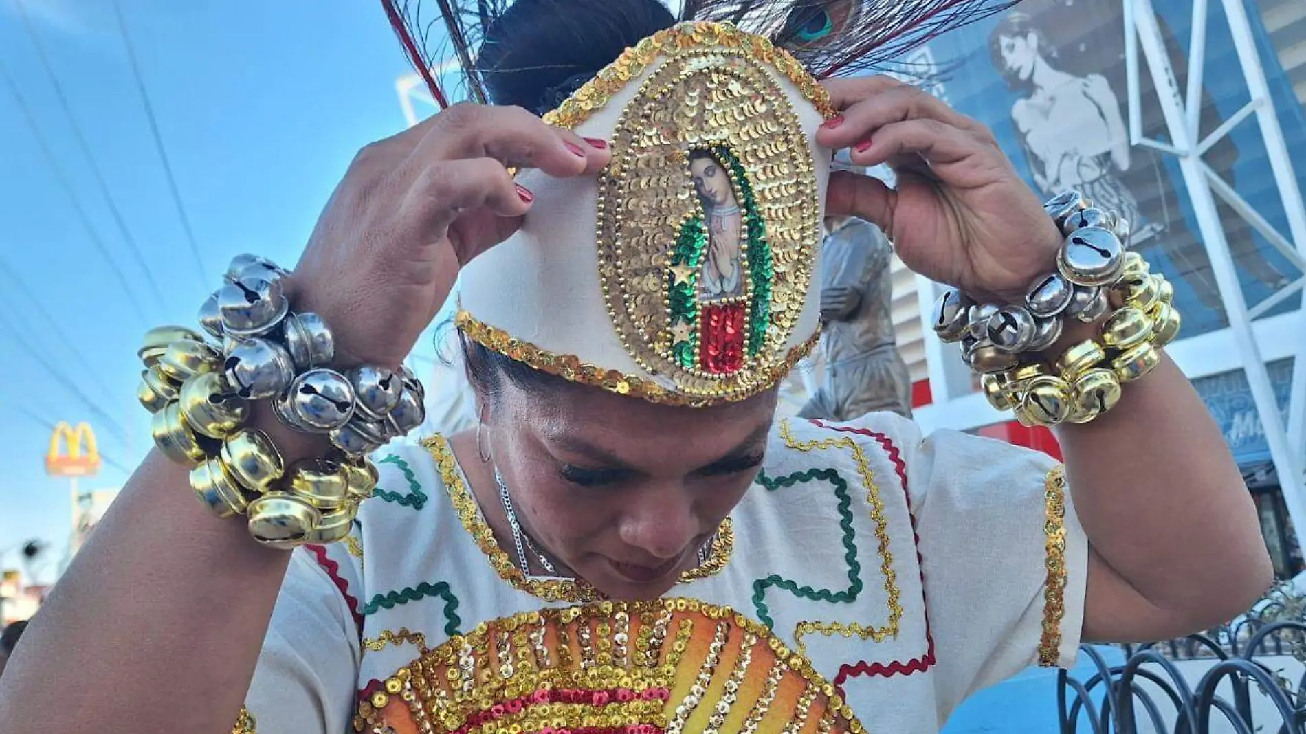 Danzando, Araceli le demuestra su devoción a la Virgen de Guadalupe desde hace 28 años   (3)